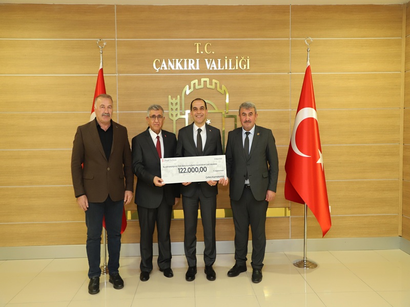 Türk Silahlı Kuvvetlerini Güçlendirme Vakfına Yapılan Bağış Çeki Sayın Valimiz Mustafa Fırat Taşolar'a Takdim Edildi